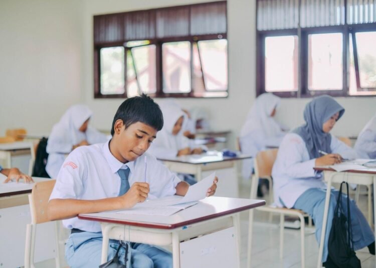 Ketika Pendidikan SMK yang Siap Kerja Belum Menjamin Lulusan Terserap Dunia Kerja 46 Lulusan SMK menghadapi tantangan memasuki dunia kerja di tengah ketidaksesuaian kompetensi dan kebutuhan perusahaan. (Sumber: Pexels).