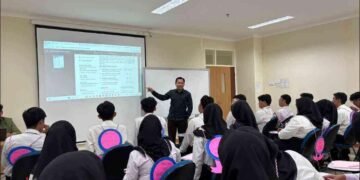Kenali Potensi dan Identitas Diri, melalui Create Your Own Identity 56 Pengenalan Mahasiswa Baru Ekonomi Pembangunan 2026 sebagai wadah bagi mahasiswa baru untuk mengenal lingkungan perkuliahan sekaligus mempersiapkan diri menghadapi kehidupan sebagai mahasiswa. (Sumber : Dokumentasi Vaicha Aprillia)
