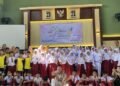 Lomba Literasi di Desa Gebang, Dorong Siswa SD Lebih Dekat dengan Buku 47 Peserta Lomba Peningkatan Literasi dari siswa-siswi SD di Desa Gebang berfoto bersama mahasiswa KKN-T Literasi UNS 102 dan jajaran guru di Aula Desa Gebang. (Sumber: Dokumentasi Pribadi).