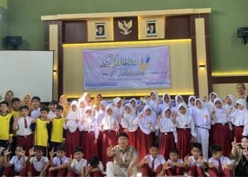 Peserta Lomba Peningkatan Literasi dari siswa-siswi SD di Desa Gebang berfoto bersama mahasiswa KKN-T Literasi UNS 102 dan jajaran guru di Aula Desa Gebang. (Sumber: Dokumentasi Pribadi).