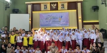 Peserta Lomba Peningkatan Literasi dari siswa-siswi SD di Desa Gebang berfoto bersama mahasiswa KKN-T Literasi UNS 102 dan jajaran guru di Aula Desa Gebang. (Sumber: Dokumentasi Pribadi).
