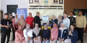 Tim Program Bestari Saintek Universitas Hang Tuah bersama Gapoktan Hendrosari Kecamatan Menganti, Kabupaten Gresik, dalam rangkaian penyerahan teknologi sonikator dan dehydrator. (Sumber: Dokumentasi Pribadi).