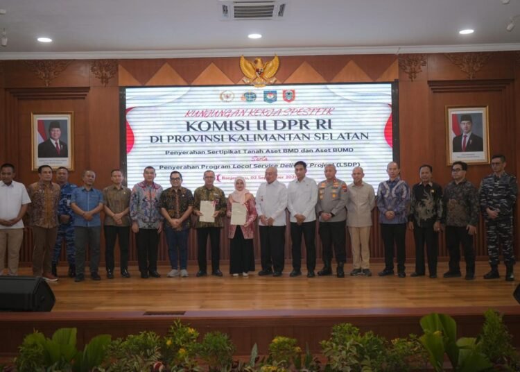 Wamen Ossy Serahkan Sertipikat Aset, Pemprov Kalsel Perkuat Kepastian Hukum Daerah 46 WhatsApp Image 2026 09 03 at 10.22.49
