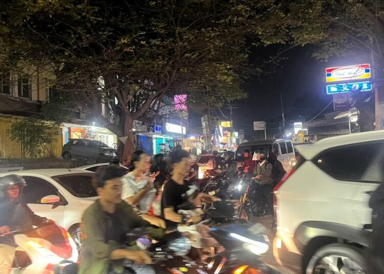 Pertigaan Jalan Aria Putra Jadi Titik Kemacetan, Warga Serua Keluhkan Waktu Tempuh yang Kian Panjang