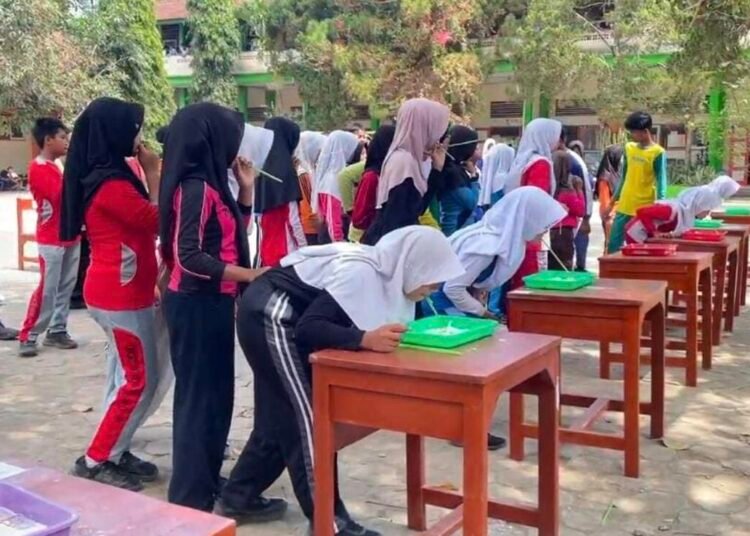 Merdeka dalam Belajar: Mahasiswa MKT UNTIDAR 2026 Adakan Lomba Literasi-Numerasi untuk Siswa SMP Negeri 1 Tempuran 46 Momen ketika pelaksanakaan lomba NUMERACE di SMP Negeri 1 Tempuran (Sumber: Dokumentasi Pribadi)