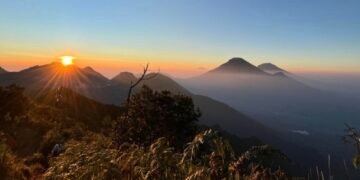 Ketika Keindahan Gunung Hanya Menjadi Latar Belakang Foto 56 Sunrise di Gunung Prau (Sumber: Dokumentasi Pribadi, 2026)