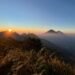 Ketika Keindahan Gunung Hanya Menjadi Latar Belakang Foto 51 Sunrise di Gunung Prau (Sumber: Dokumentasi Pribadi, 2026)