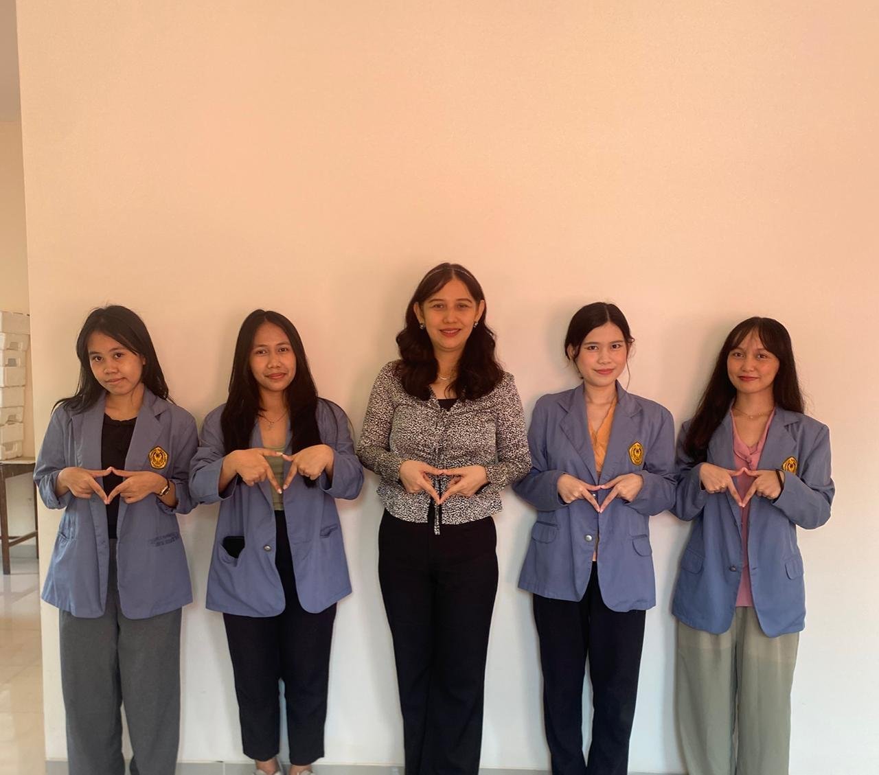 Dokumentasi kegiatan penelitian dan sosialisasi pencegahan *victim blaming* oleh Tim FYP Universitas Sam Ratulangi. (Sumber: Dokumentasi Pribadi)