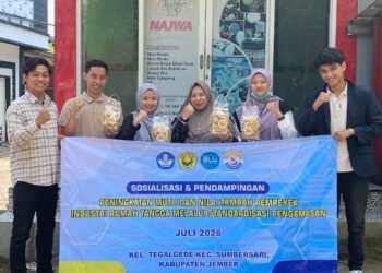 Mahasiswa Dorong Daya Saing UMKM Najwa Catering melalui Redesain Branding Produk Rempeyek 46 Foto bersama tim pengabdian (dosen & mahasiswa) bersama owner Najwa Catering