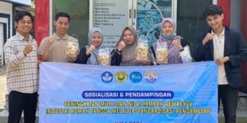 Foto bersama tim pengabdian (dosen & mahasiswa) bersama owner Najwa Catering