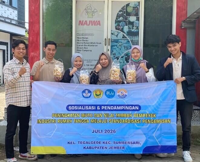Mahasiswa Dorong Daya Saing UMKM Najwa Catering melalui Redesain Branding Produk Rempeyek 46 Foto bersama tim pengabdian (dosen & mahasiswa) bersama owner Najwa Catering