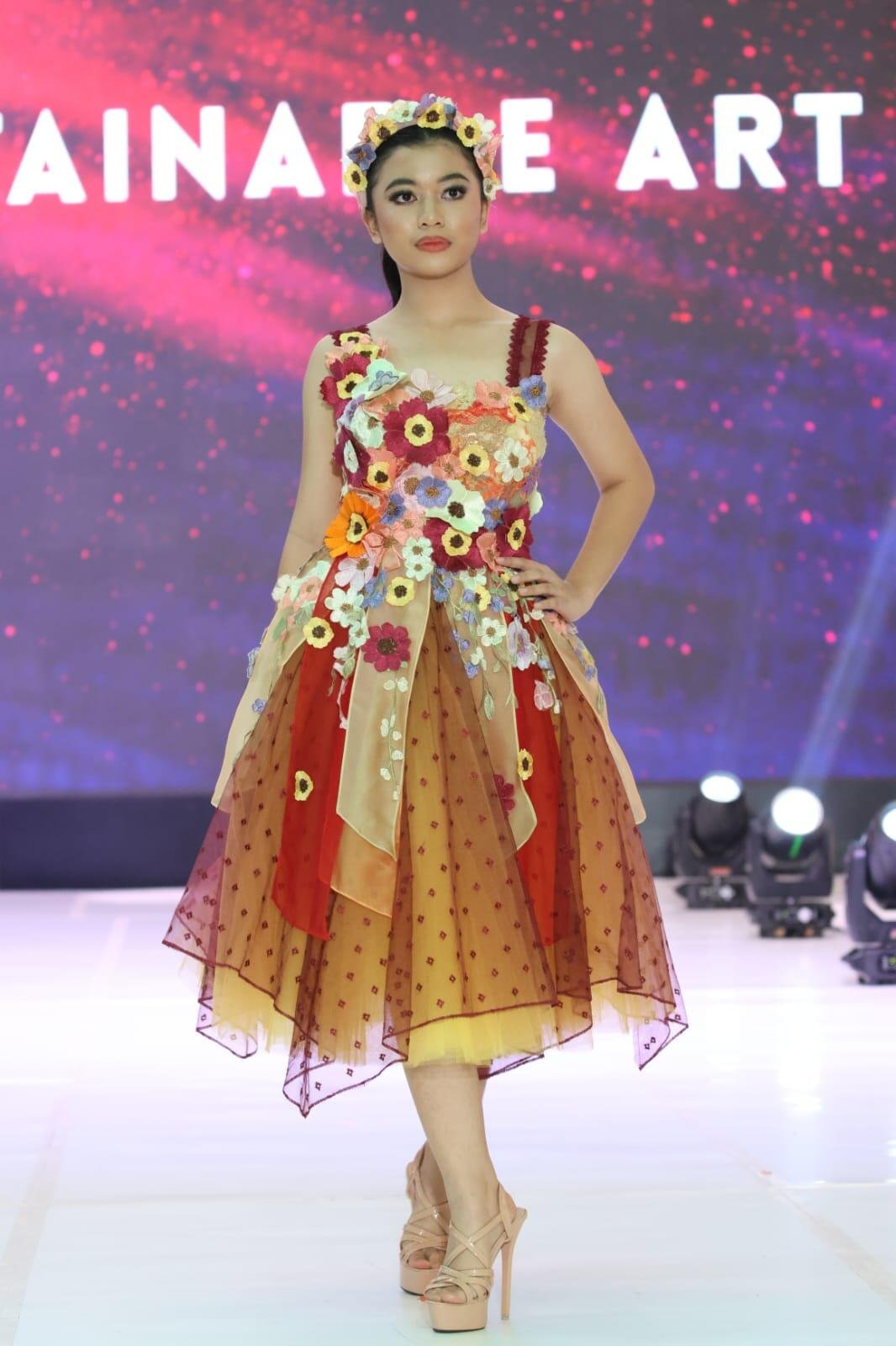 Quinn membawakan baju Karya Designer IKJ