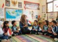 Ilustrasi guru PAUD menanamkan nilai-nilai kebangsaan kepada anak melalui kegiatan belajar dan bermain bersama. (Sumber: Generated AI).