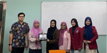 Dari Kunjungan Penjajakan ke Ruang Redaksi: Dua Mahasiswa UMSIDA Jalani Magang di USIM PRESS Malaysia 56 Perwakilan UMSIDA bersama pihak USIM PRESS Malaysia saat melakukan kunjungan penjajakan magang di Bandar Baru Nilai. (Sumber: Instagram/ikomumsida.official