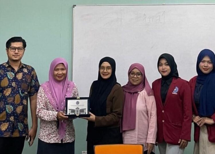 Dari Kunjungan Penjajakan ke Ruang Redaksi: Dua Mahasiswa UMSIDA Jalani Magang di USIM PRESS Malaysia 46 Perwakilan UMSIDA bersama pihak USIM PRESS Malaysia saat melakukan kunjungan penjajakan magang di Bandar Baru Nilai. (Sumber: Instagram/ikomumsida.official