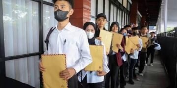 Antara Janji dan Realita: Menilai Kebijakan Pemerintah Dalam Menciptakan Lapangan Kerja 47 Ilustrasi penciptaan lapangan kerja dan tantangan pengangguran di Indonesia di tengah upaya pemerintah mendorong pertumbuhan ekonomi dan investasi. (Sumber: Lampusatu.com).
