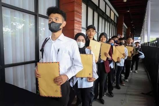 Ilustrasi penciptaan lapangan kerja dan tantangan pengangguran di Indonesia di tengah upaya pemerintah mendorong pertumbuhan ekonomi dan investasi. (Sumber: Lampusatu.com).