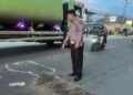 Aktivitas angkutan truk batu bara di kawasan Mendalo, Jambi, menjadi perhatian terkait kemacetan dan keselamatan pengguna jalan. Pemerintah didorong untuk memperkuat pengawasan serta menghadirkan solusi yang konsisten bagi masyarakat. (Sumber: Dokumentasi Pribadi).