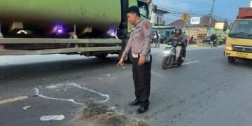 Truk Batu Bara dan Kemacetan Mendalo: Pemerintah Perlu Bertindak 49 Aktivitas angkutan truk batu bara di kawasan Mendalo, Jambi, menjadi perhatian terkait kemacetan dan keselamatan pengguna jalan. Pemerintah didorong untuk memperkuat pengawasan serta menghadirkan solusi yang konsisten bagi masyarakat. (Sumber: Dokumentasi Pribadi).