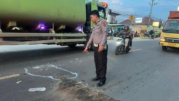 Truk Batu Bara dan Kemacetan Mendalo: Pemerintah Perlu Bertindak 46 Aktivitas angkutan truk batu bara di kawasan Mendalo, Jambi, menjadi perhatian terkait kemacetan dan keselamatan pengguna jalan. Pemerintah didorong untuk memperkuat pengawasan serta menghadirkan solusi yang konsisten bagi masyarakat. (Sumber: Dokumentasi Pribadi).
