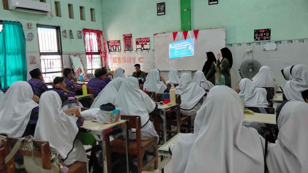 Mahasiswa UPN "Veteran" Jawa Timur Gelar Pelatihan Public Speaking dan Leadership di MTs Negeri 3 Surabaya 47 IMG 20261012 WA0025