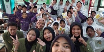 Mahasiswa UPN “Veteran” Jawa Timur memberikan pelatihan public speaking dan leadership kepada siswa MTs Negeri 3 Surabaya. (Sumber: Dokumentasi Pribadi).