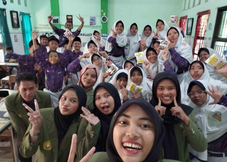 Mahasiswa UPN "Veteran" Jawa Timur Gelar Pelatihan Public Speaking dan Leadership di MTs Negeri 3 Surabaya 46 Mahasiswa UPN “Veteran” Jawa Timur memberikan pelatihan public speaking dan leadership kepada siswa MTs Negeri 3 Surabaya. (Sumber: Dokumentasi Pribadi).