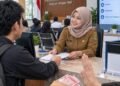 Memberantas Korupsi, Mengembalikan Kepercayaan Masyarakat terhadap Pelayanan Publik 48 Ilustrasi pelayanan publik yang transparan dan bebas korupsi sebagai upaya meningkatkan kepercayaan masyarakat terhadap pemerintah. (Sumber: Generated AI).