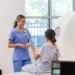 Keterangan foto: Ilustrasi radiografer perempuan yang bekerja menggunakan peralatan radiologi dengan menerapkan prosedur keselamatan radiasi untuk melindungi diri dari paparan radiasi saat bertugas. {Sumber: iStock).