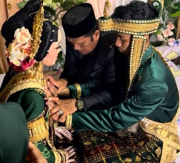 Dua Tradisi, Satu Pelaminan: Pertemuan Budaya Bugis dan Makassar dalam Pernikahan 46 Tradisi pernikahan masyarakat Bugis dan Makassar, Mappaselle dan Angngaru, mencerminkan kekayaan identitas budaya yang tetap terjaga dalam kehidupan masyarakat. (Sumber: Dokumentasi Pribadi).
