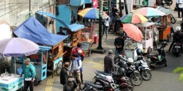 Trotoar Harus Kosong, Pedagang Harus Makan: Di Mana Batas Penertiban yang Adil? 56 Dokumentasi ilustrasi foto ( Sumber: https://news.detik.com/foto-news/d-4263717/terlalu-saat-pedestrian-untuk-difabel-jadi-lapak-pedagang-kaki-lima?page=5)