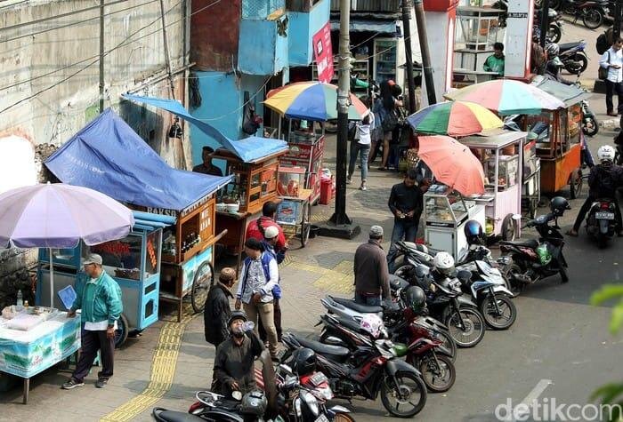 Dokumentasi ilustrasi foto ( Sumber: https://news.detik.com/foto-news/d-4263717/terlalu-saat-pedestrian-untuk-difabel-jadi-lapak-pedagang-kaki-lima?page=5)