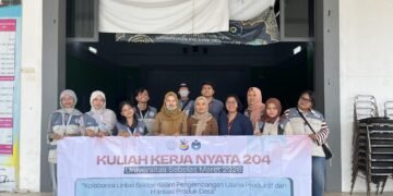 KKN 204 UNS berkolaborasi dengan Dinas Kesehatan Kab. Pangandaran dalam Program Kerja Edukasi dan Skrining TBC di Desa Cibenda 58 Tim KKN 204 UNS dan tim Dinas Kesehatan Kabupaten Pangandaran berfoto bersama di GOR Balai Desa Cibenda