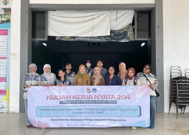 Tim KKN 204 UNS dan tim Dinas Kesehatan Kabupaten Pangandaran berfoto bersama di GOR Balai Desa Cibenda