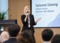 Ilustrasi pembicara saat membuka acara dalam kegiatan public speaking. (Sumber: Pexels).