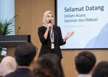 Ilustrasi pembicara saat membuka acara dalam kegiatan public speaking. (Sumber: Pexels).