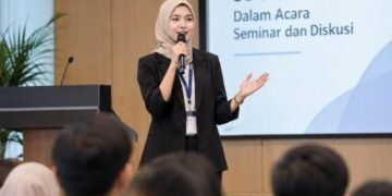 Beberapa Kesalahan Umum Saat Membuka Acara dalam Public Speaking 47 Ilustrasi pembicara saat membuka acara dalam kegiatan public speaking. (Sumber: Pexels).