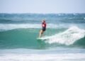 Seorang remaja sedang berselancar. Sumber: Surfing Australia