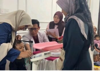 Dorong Pencegahan Stunting, Tim Bestari Saintek UHT Uji Prototipe Pangan Fungsional Kulit Ari Siwalan di Kecamatan Manyar 46 Pemeriksaan antropometri anak sebagai data awal untuk memantau perkembangan pertumbuhan selama periode pemberian prototipe pangan fungsional. (Sumber: Dokumentasi Pribadi).