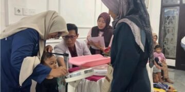 Dorong Pencegahan Stunting, Tim Bestari Saintek UHT Uji Prototipe Pangan Fungsional Kulit Ari Siwalan di Kecamatan Manyar 56 Pemeriksaan antropometri anak sebagai data awal untuk memantau perkembangan pertumbuhan selama periode pemberian prototipe pangan fungsional. (Sumber: Dokumentasi Pribadi).