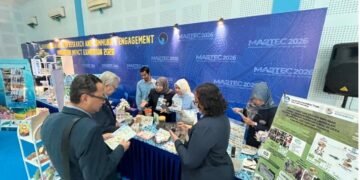 Tim Bestari Saintek UHT memperkenalkan produk hasil kolaborasi Universitas Hang Tuah kepada pengunjung MARTEC 2026. (Sumber: Dokumentasi Pribadi).