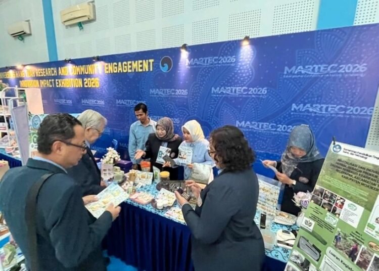Tim Bestari Saintek UHT memperkenalkan produk hasil kolaborasi Universitas Hang Tuah kepada pengunjung MARTEC 2026. (Sumber: Dokumentasi Pribadi).