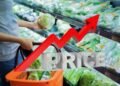 Ilustrasi kenaikan harga bahan baku yang memengaruhi biaya produksi dan keputusan penetapan harga jual dalam bisnis. (Sumber: Medium).