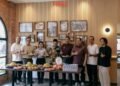 Tekko Hadir di Kota Medan di Jalan Prof. H.M. Yamin 39, Perintis, Kota Medan 61 Ki-ka: Suparyadi - GM Tekko dan Ramen Ten10, Andre - Manager Kopi Terbang, Mila- Manager Ramen Ten10, Ust. Zainul Arifin, Manager Tekko - Harri, Direksi Cabang Kota Medan - Ichwan Lubis S.H M.A, Abdullah - GM Kopi Terbang dan Sidik Kadarsyah - Marketing Manager - Berphoto bersama usai pemotongan tumpeng peresmian Tekko, Ramen Ten10, dan Kopi Terbang