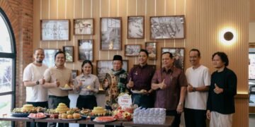Ki-ka: Suparyadi - GM Tekko dan Ramen Ten10, Andre - Manager Kopi Terbang, Mila- Manager Ramen Ten10, Ust. Zainul Arifin, Manager Tekko - Harri, Direksi Cabang Kota Medan - Ichwan Lubis S.H M.A, Abdullah - GM Kopi Terbang dan Sidik Kadarsyah - Marketing Manager - Berphoto bersama usai pemotongan tumpeng peresmian Tekko, Ramen Ten10, dan Kopi Terbang