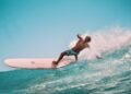 Seorang remaja sedang berselancar. Sumber: Surfing Australia