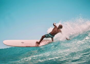 Seorang remaja sedang berselancar. Sumber: Surfing Australia