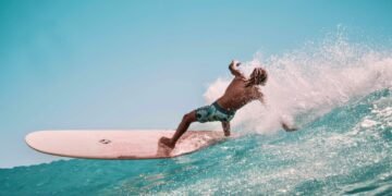 Seorang remaja sedang berselancar. Sumber: Surfing Australia