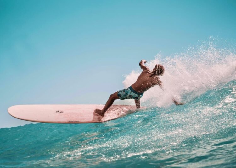 Seorang remaja sedang berselancar. Sumber: Surfing Australia