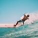 Bagaimana Surfing Membentuk Jiwa Australia, dari Pantai hingga Halaman Buku Tim Winton 51 Seorang remaja sedang berselancar. Sumber: Surfing Australia